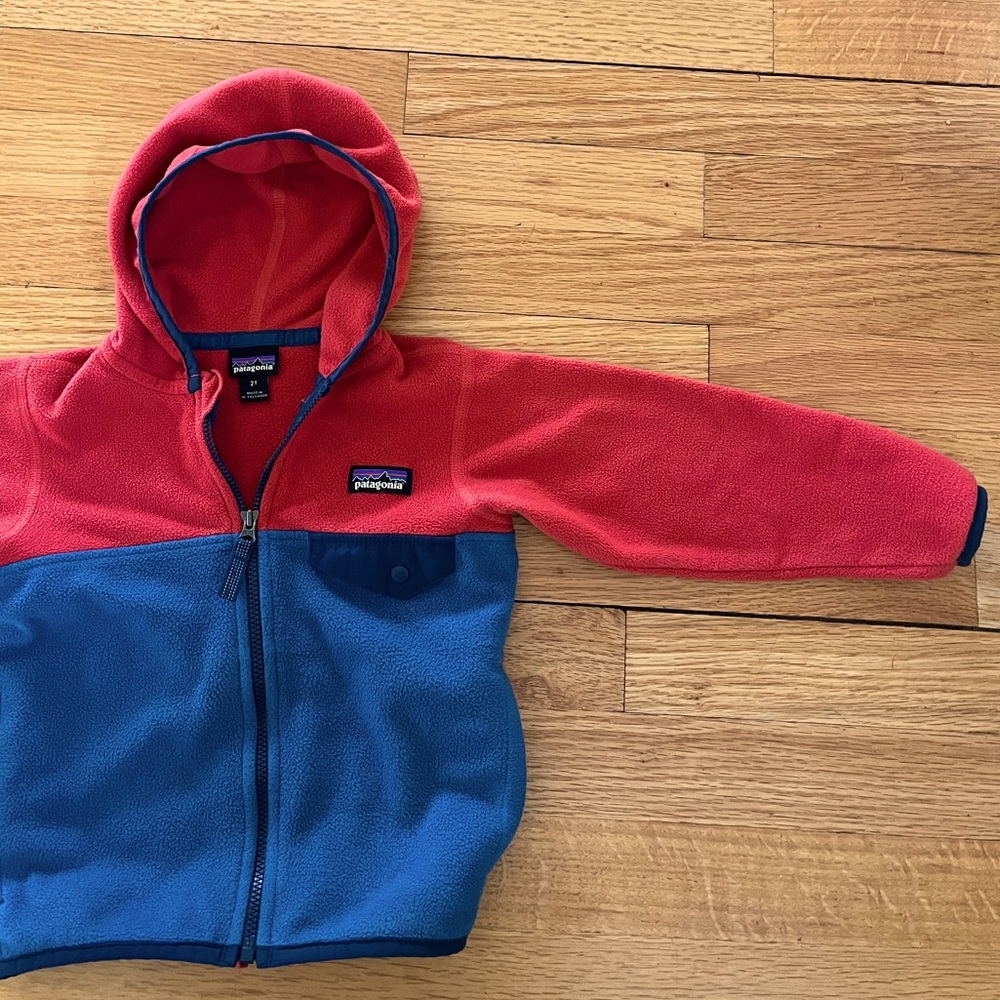 Patagonia Boys 2T Micro D Snap-T Fleece Jacket, zip up with hood and pockets.